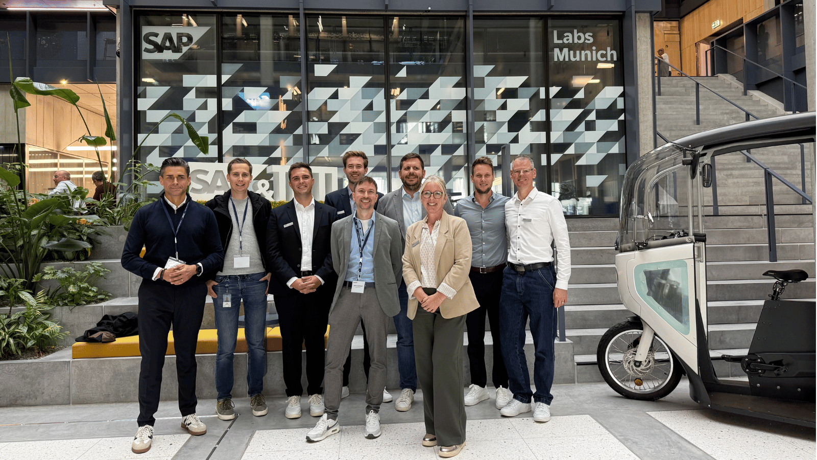 Gruppenbild mit allen Referebteb des XBOOST Service im Foyer des SAP Experience Lab in München.