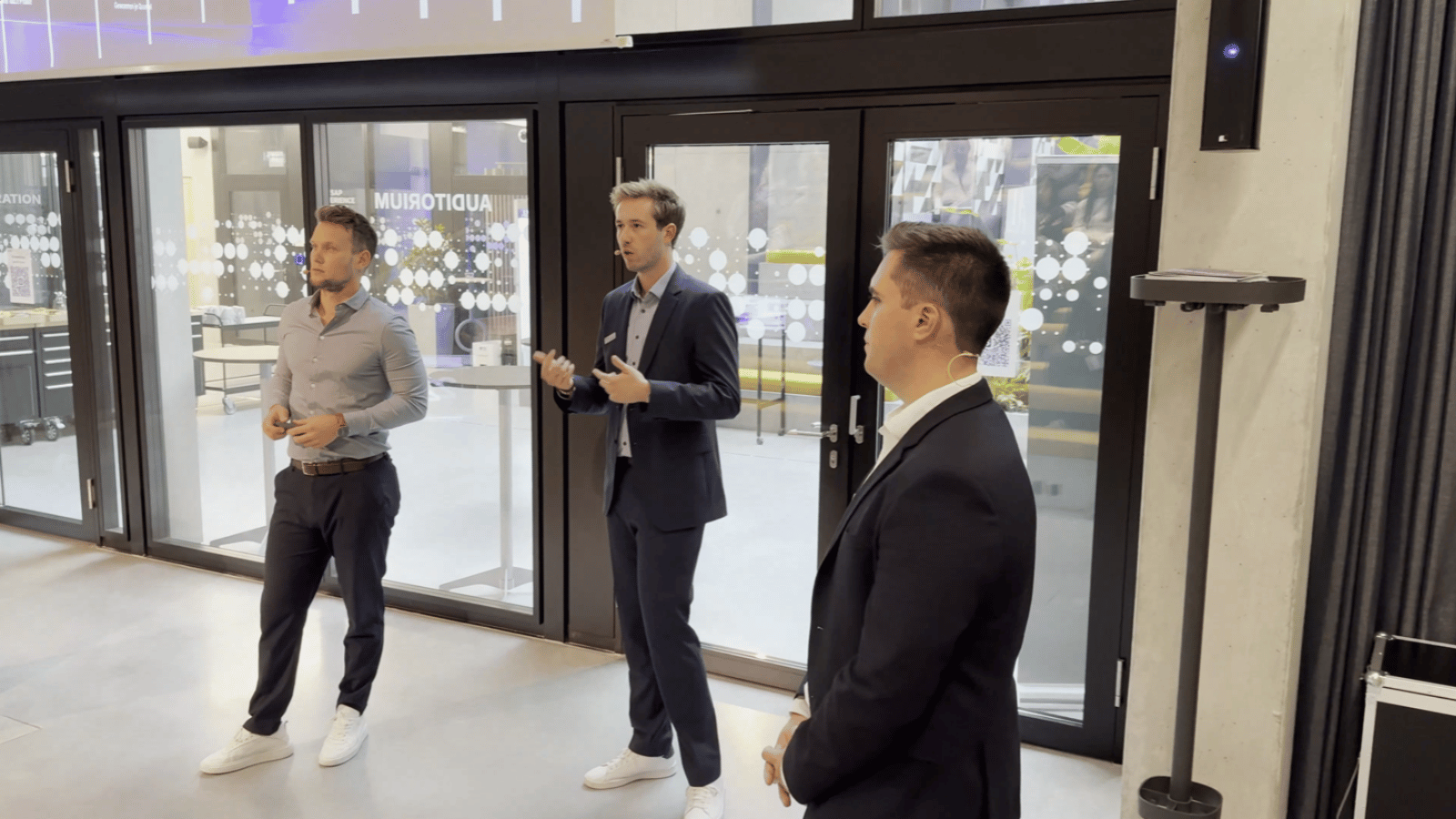 Lars Frerking, Jonas Degener and Mirko Pleli presenting AI use cases in customer service.
