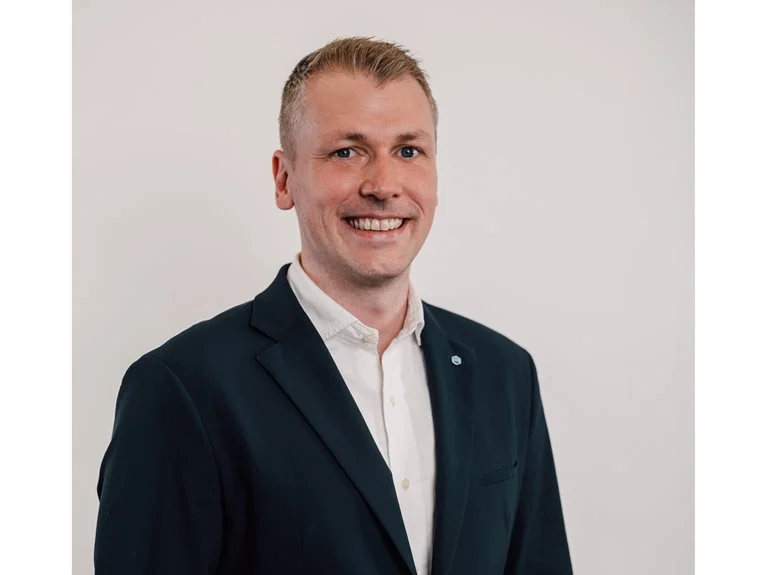 Porträtaufnahme von Manuel Biechl, Chief Sales Officer der MACO Gruppe